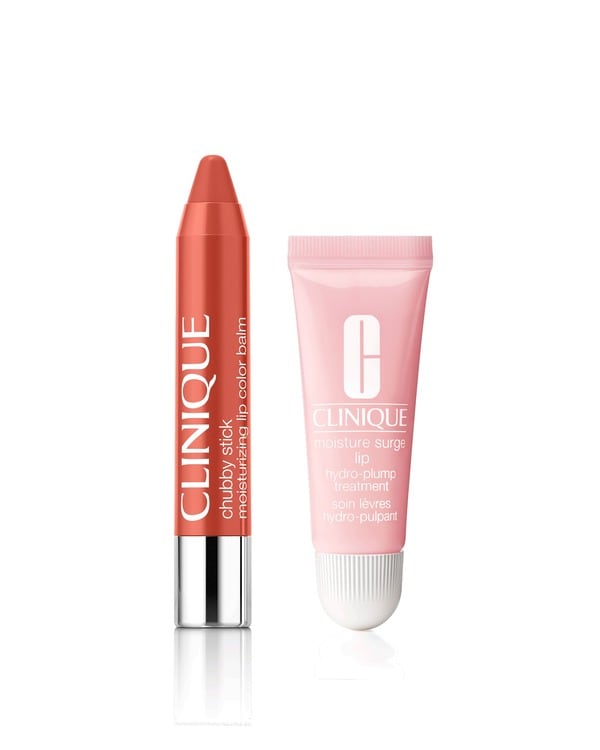 Duo essentiel pour les lèvres, un baume à lèvres Chubby Stick culte et un soin pour les lèvres Moisture Surge s’unissent pour des lèvres hydratées avec une touche de couleur essentielle.